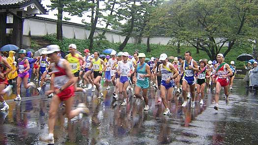 民宿の前 集合写真 28名